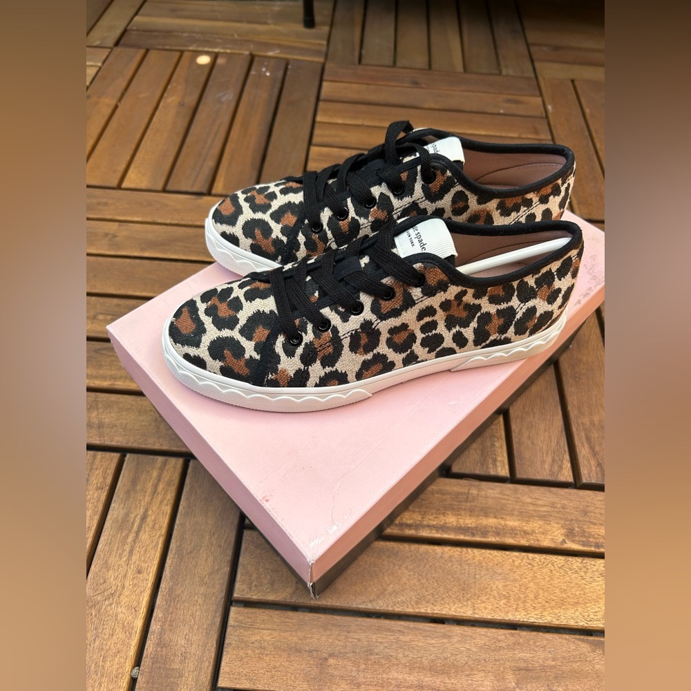 Kate Spade

Women Lace Up Vale Sneaker Shoes, Tan/Black size 5 no Box